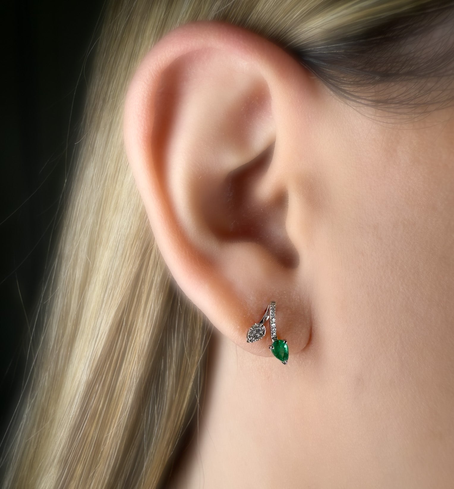 Pear-Shaped Emerald and Diamond Earrings in White Gold 14K
